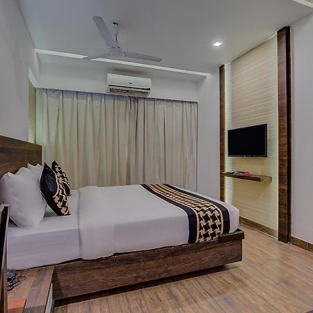 נאווי מומבאי Oyo 78245 Collection O Hotel Crown Inn מראה חיצוני תמונה