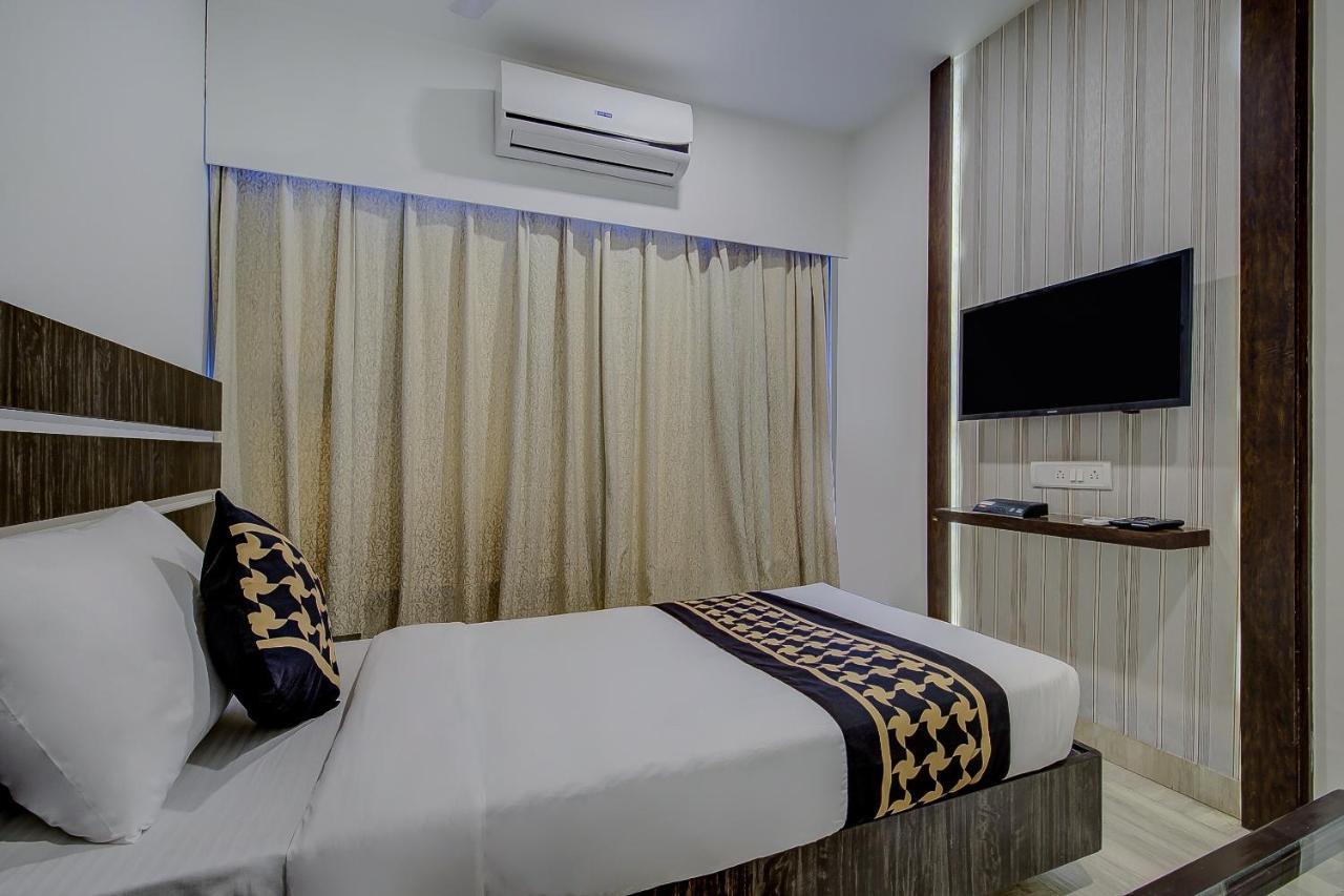 נאווי מומבאי Oyo 78245 Collection O Hotel Crown Inn מראה חיצוני תמונה