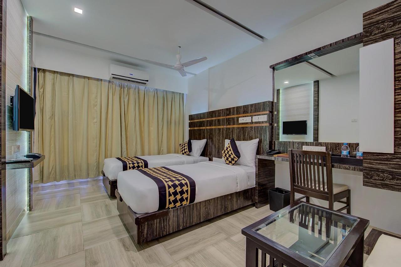 נאווי מומבאי Oyo 78245 Collection O Hotel Crown Inn מראה חיצוני תמונה