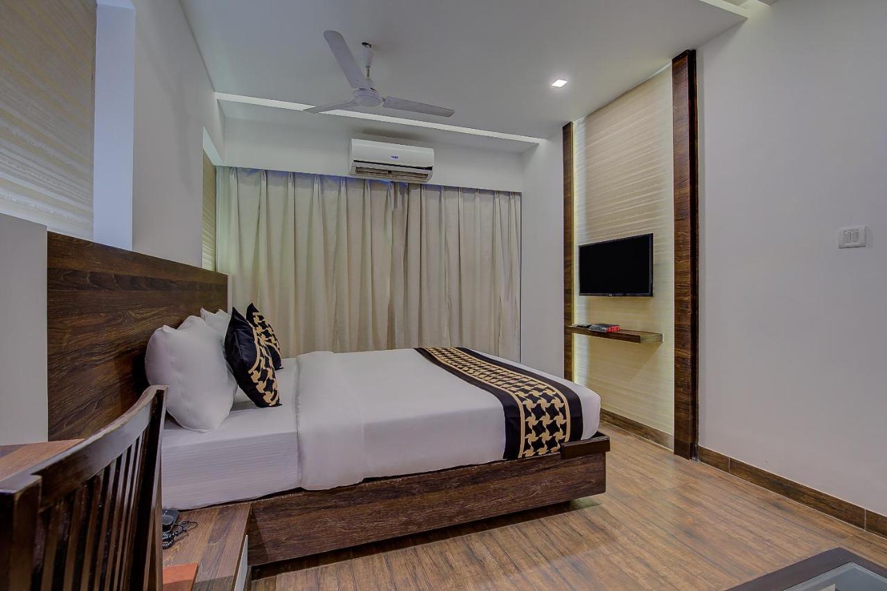 נאווי מומבאי Oyo 78245 Collection O Hotel Crown Inn מראה חיצוני תמונה