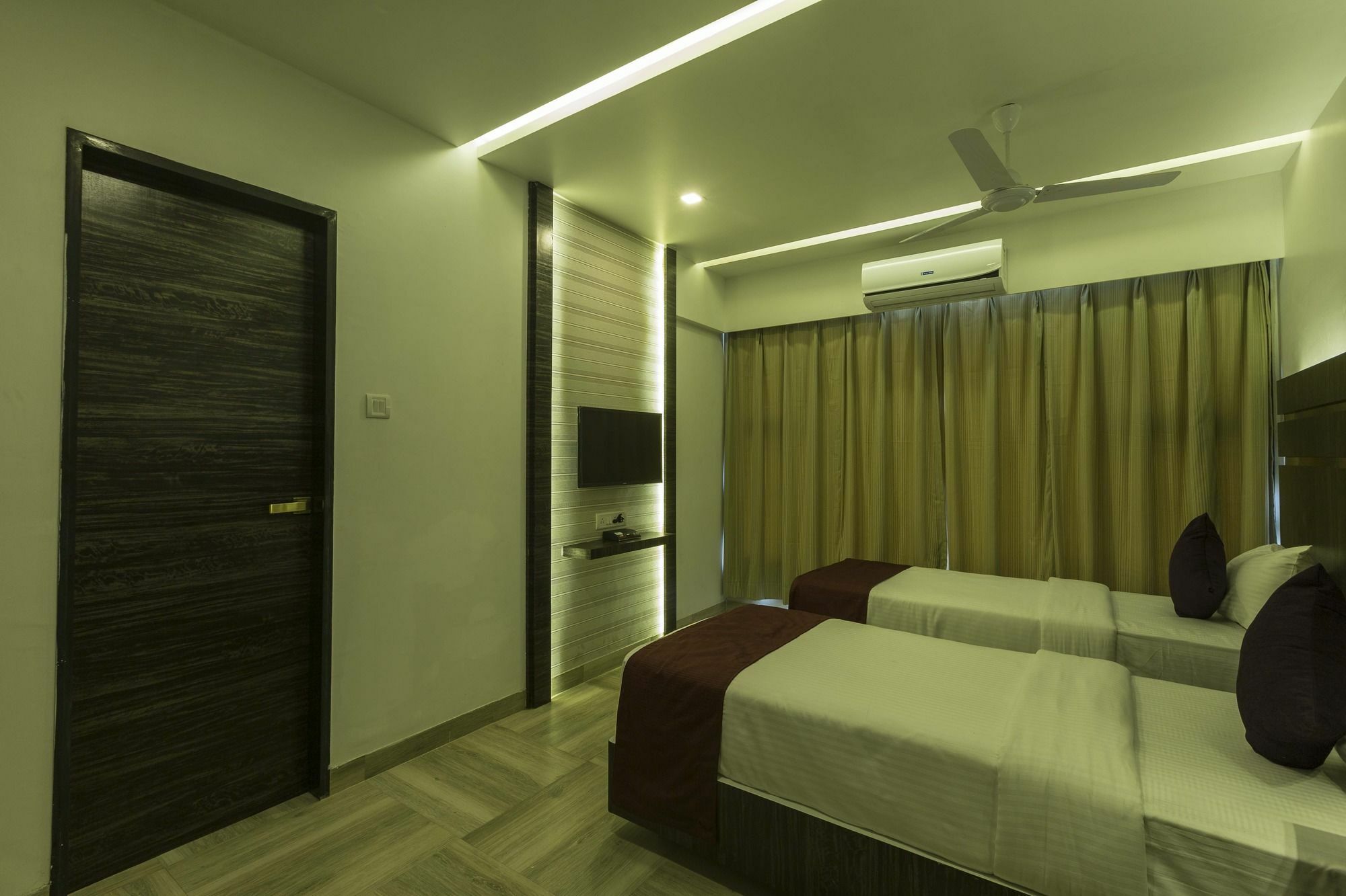 נאווי מומבאי Oyo 78245 Collection O Hotel Crown Inn מראה חיצוני תמונה