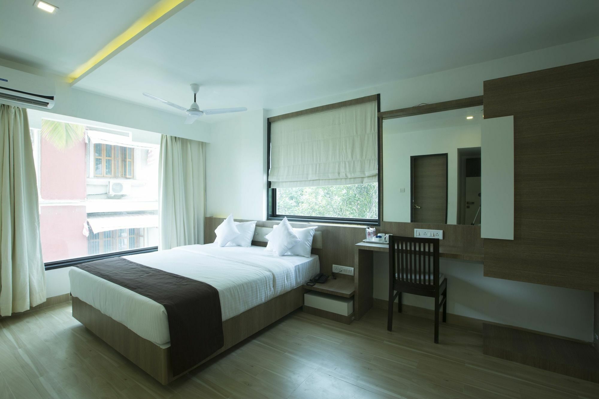 נאווי מומבאי Oyo 78245 Collection O Hotel Crown Inn מראה חיצוני תמונה