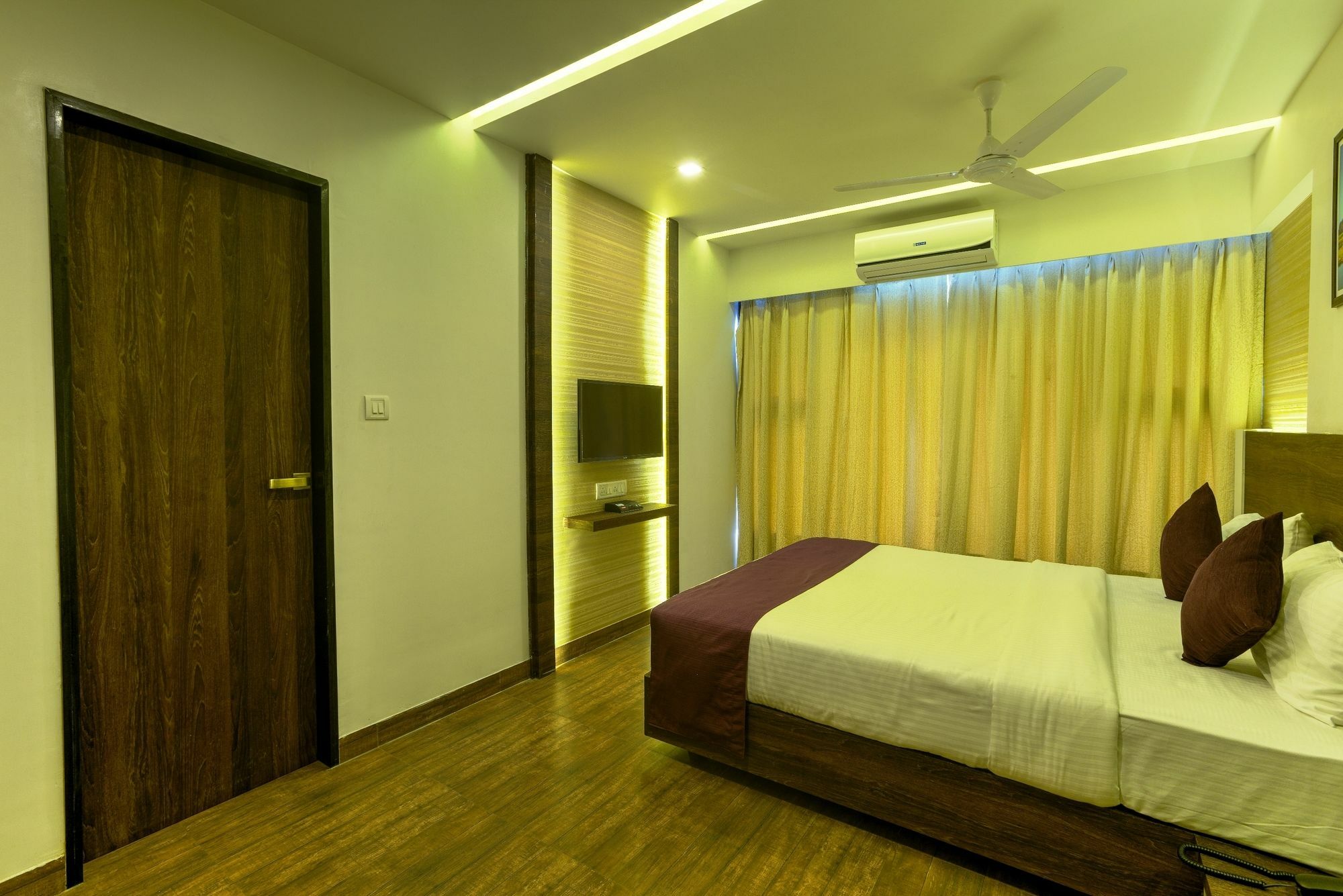 נאווי מומבאי Oyo 78245 Collection O Hotel Crown Inn מראה חיצוני תמונה